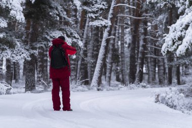 Beyaz adam bir karlı manzara fotoğraf çekmek.