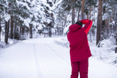 Snowy orman fotoğraflarını yapma adam.