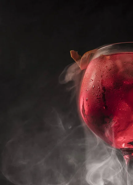 Coupe Gin Tonique Humide Avec Fumée Fond Sombre Photos De Stock Libres De Droits