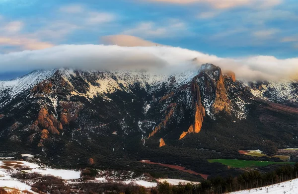 Paisaje Invernal Con Fondo Montaña Nubes Amanecer —  Fotos de Stock