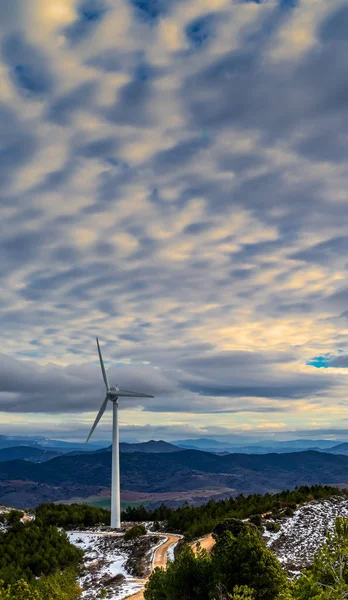 Windkraftanlage Den Bergen Bei Sonnenuntergang — Stockfoto