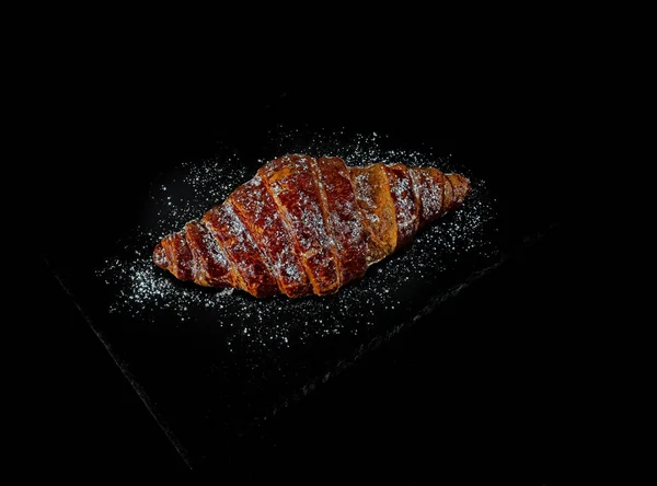 Croissant Recién Hecho Sobre Fondo Negro — Foto de Stock