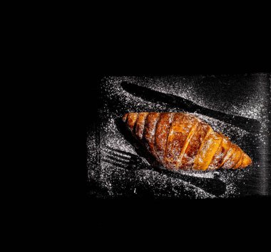 Çatal ve bıçak kalıntıları ile taze yapılmış ay çöreği.