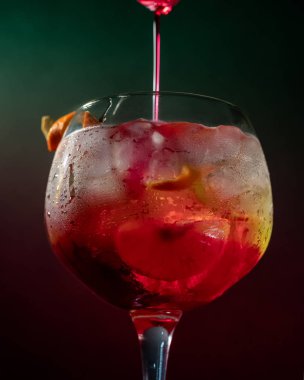 Cin tonik ile yeşil ve kırmızı degrade arka plan