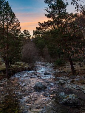 Bahar, gündoğumu ile nehir manzara