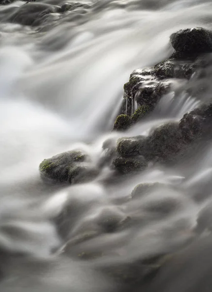 물, 바위와 이끼의 제트와 함께 강에 긴 노출 — 스톡 사진