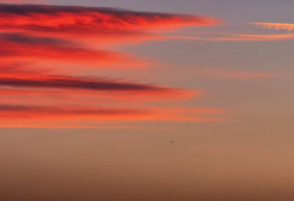 壮观的日落天空与云和一个小飞机 — 图库照片
