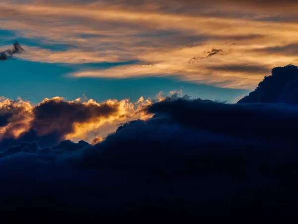 Scena con drammatiche nuvole di pioggia al tramonto — Foto Stock