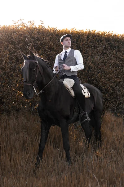 Классический человек на лошади в осеннем пейзаже — стоковое фото