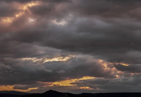 背景是雨云和山脉的日落 — 图库照片