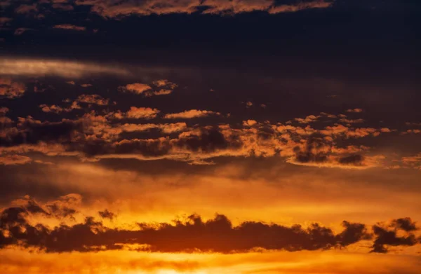 Schöner Sonnenuntergang mit Wolken und Sonnenhintergrund — Stockfoto