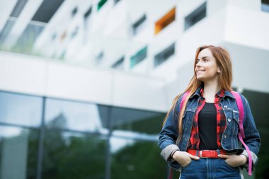 Kampüs binasındaki güzel bir kız öğrencinin portresi.