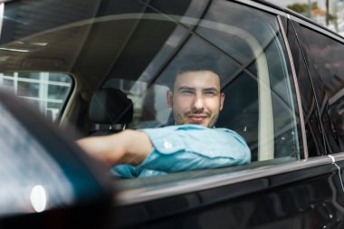 Arabanın penceresinin dışında başarılı bir stil sahibi.