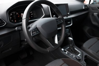 Modern bir arabanın içi.