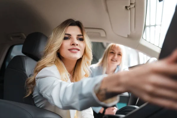 Poradce Pro Prodej Automobilů Který Ukazuje Klientovi Interiér Vozu — Stock fotografie