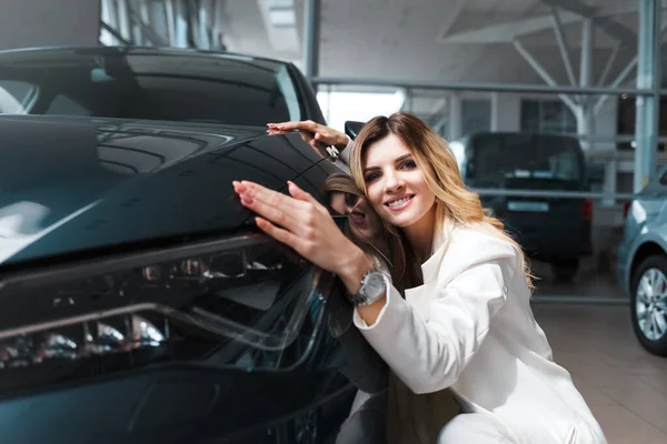 Uma Mulher Negócios Bonita Abraça Carro Novo Mulher Compra Carro — Fotografia de Stock