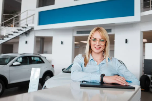 Representante Concessionária Automóveis Está Por Trás Recepção — Fotografia de Stock