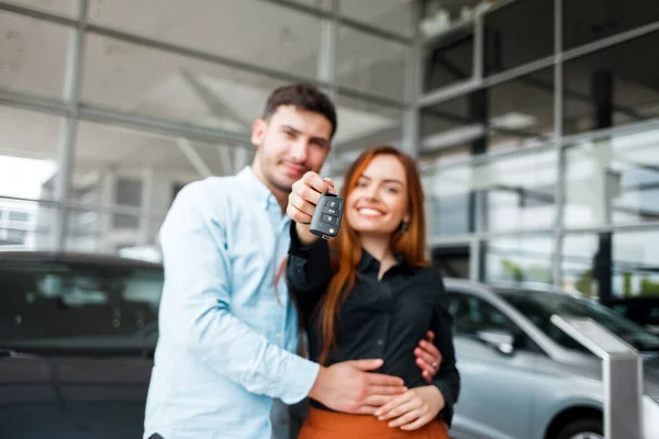 Casal Família Feliz Com Uma Chave Para Seu Novo Carro — Fotografia de Stock