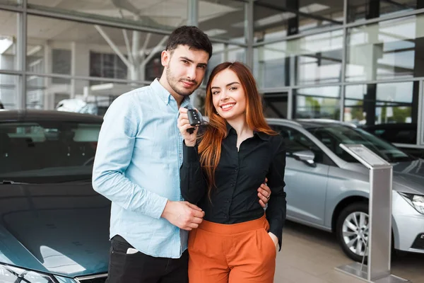 Casal Família Feliz Com Uma Chave Para Seu Novo Carro — Fotografia de Stock