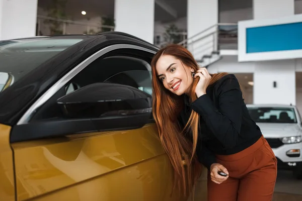 Jovem Mulher Olha Espelho Retrovisor Carro Concessionária Automóveis — Fotografia de Stock