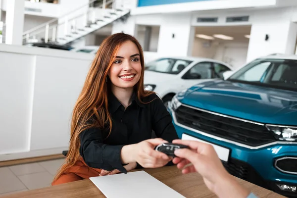 Auto Showroom Vendedor Cliente Feminino Chave Para Seu Novo Carro — Fotografia de Stock