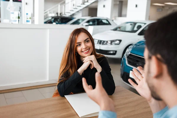 Vendedor Carros Explica Termos Negócio Para Cliente Que Compra Carro — Fotografia de Stock