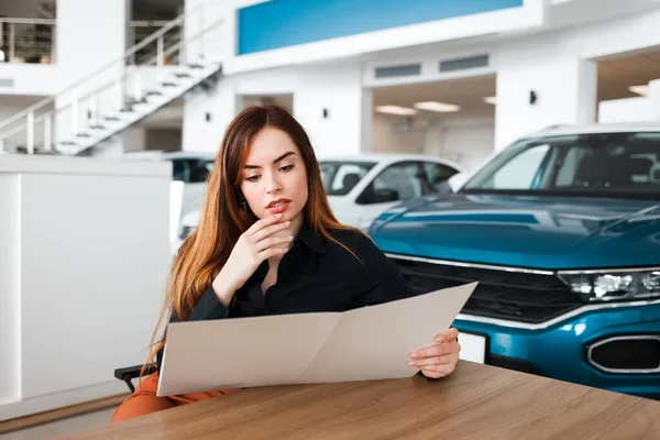 Carro Concessionária Cliente Está Olhando Para Catálogo — Fotografia de Stock