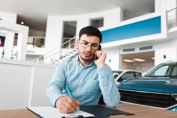 Carro Concessionário Empregado Local Trabalho Está Falando Telefone — Fotografia de Stock