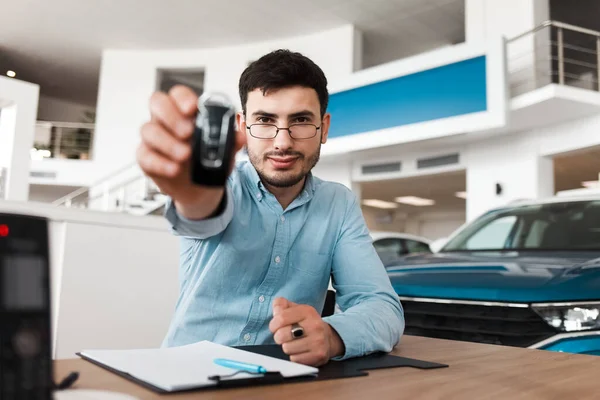 Auto Vendedor Mostra Uma Chave Carro Sentar Uma Mesa Auto — Fotografia de Stock