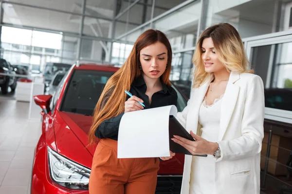 Vendedora Concessionária Automóveis Documentos Para Assinar Para Cliente Feminino — Fotografia de Stock