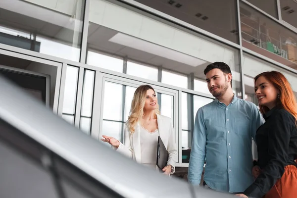 Car Dealership Manager Shows Cars Young Family Couple — Stock Photo, Image