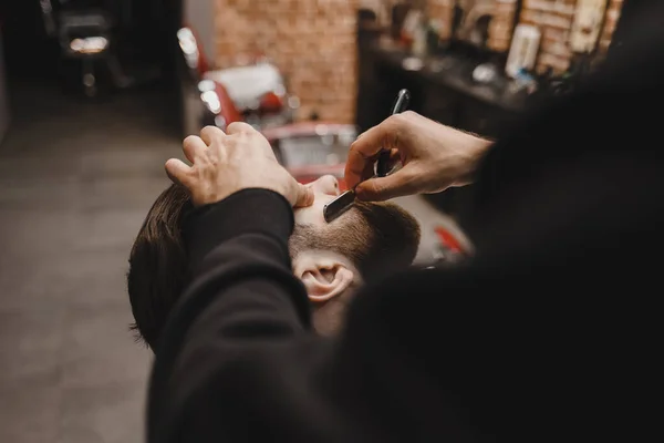 理髪店での髭剃り工程 — ストック写真