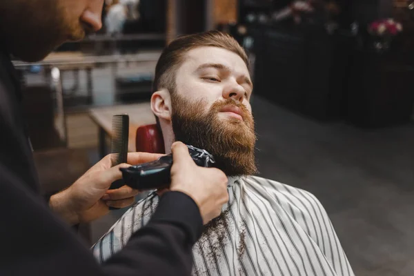 Barbier Schneidet Einem Brutalen Typen Den Bart — Stockfoto