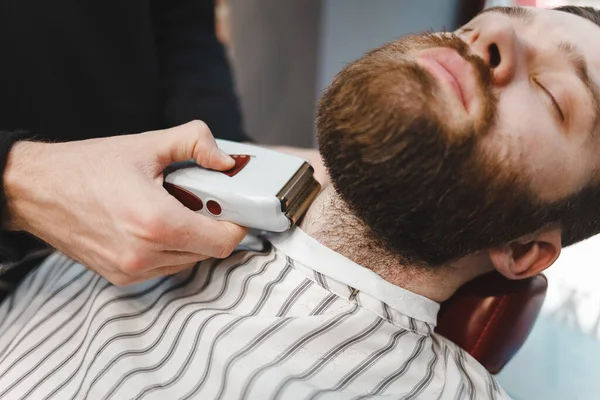 Friseurmeister Verwendet Elektrorasierer — Stockfoto