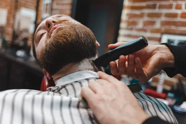 電気トリマーマシンで彼のひげをエッジ理髪師 — ストック写真