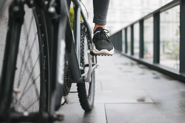 Menina Pedal Bicicleta Mulher Monta Uma Cidade Bicicleta — Fotografia de Stock