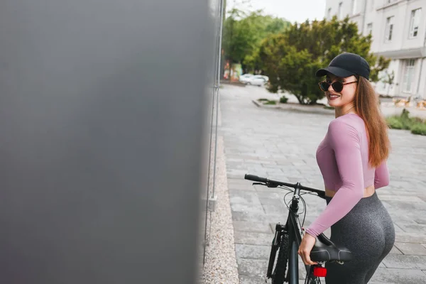 Menina Fitness Com Uma Bicicleta Uma Rua Cidade — Fotografia de Stock