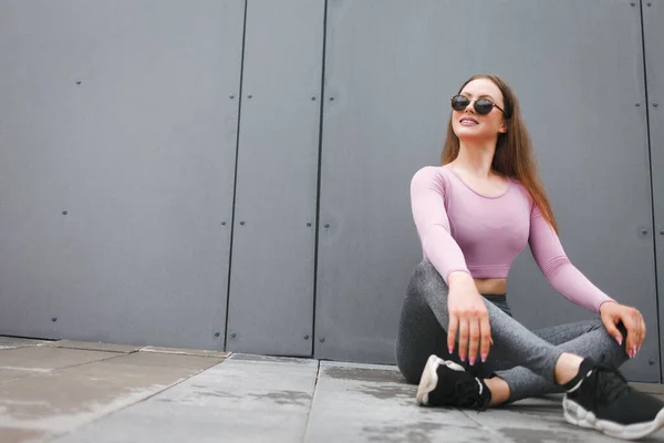 Muchacha Deportiva Sienta Sobre Fondo Pared Descansa — Foto de Stock