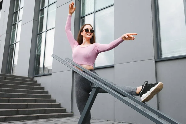Chica Fitness Estira Las Escaleras — Foto de Stock