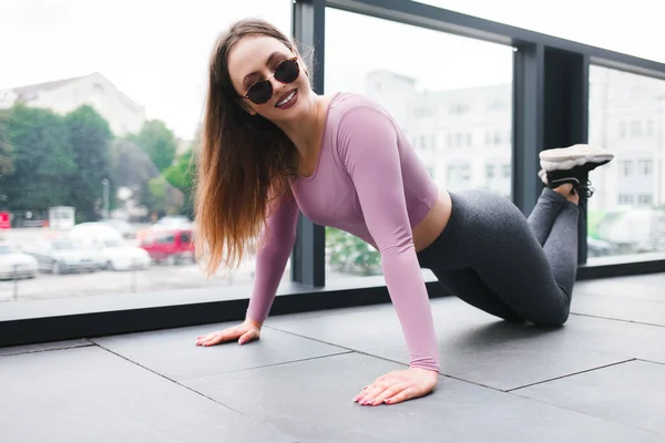 Ragazza Push Sulla Strada — Foto Stock