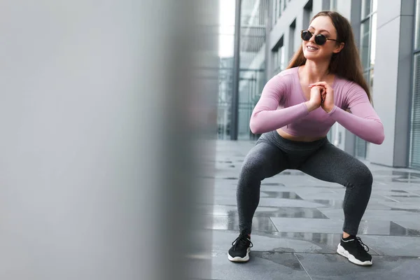 Una Ragazza Forma Che Allenamento Ragazza Che Esercizi Tozzi — Foto Stock