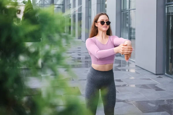 Chica Deportiva Haciendo Ejercicios Matutinos Calle — Foto de Stock