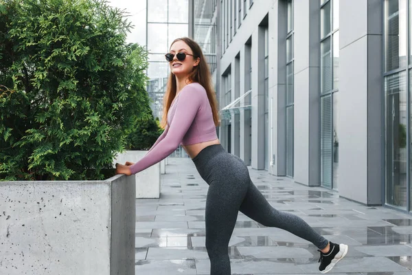 Sportif Kız Sokakta Sabah Egzersizi Yapıyor — Stok fotoğraf