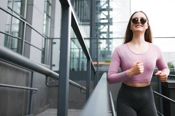 Menina Jogging Positivo Cidade — Fotografia de Stock