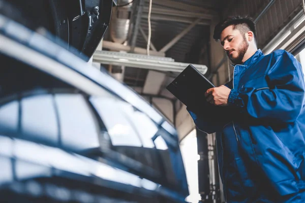 Mecánico Automóviles Escribe Plan Reparación Portapapeles Auto Trabajador Servicio Masculino — Foto de Stock