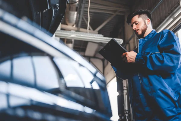 Mécanicien Voiture Écrit Plan Réparation Sur Presse Papiers Travailleur Service — Photo