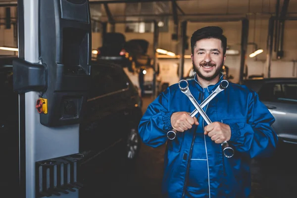 Mecánico Automático Positivo Con Llaves Las Manos Concepto Servicio Coche — Foto de Stock