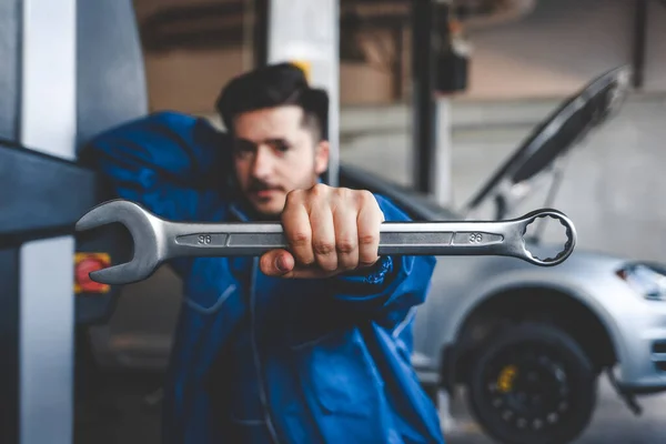 Automatisk Mekaniker Med Skiftnyckel Selektivt Fokus Bilreparationskoncept — Stockfoto