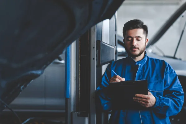 Auto Mechanic Writes Clipboard Car Service Concept — Stock Photo, Image