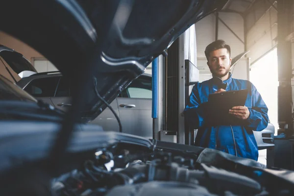 Auto Mechanic Fills Car Repair Documentation Car Service Concept — Stock Photo, Image